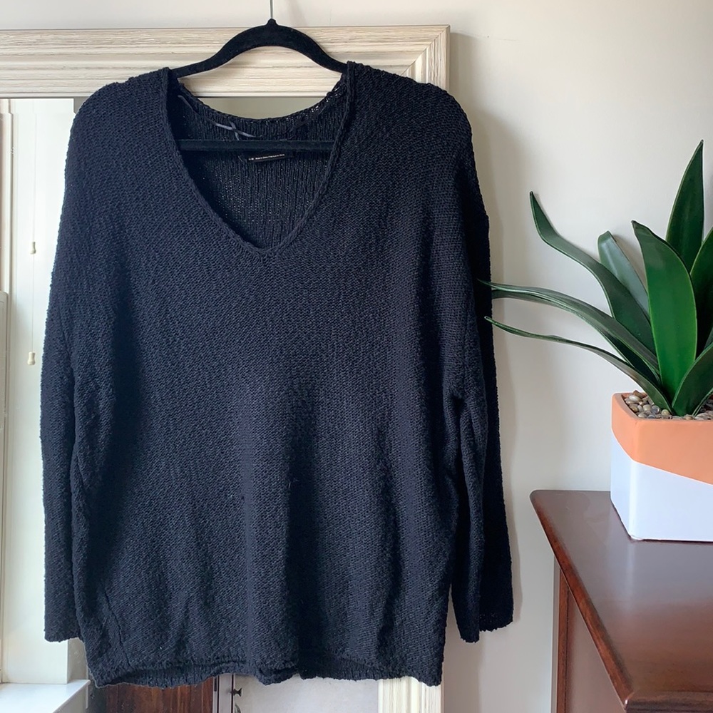URBAN OUTFITTERS black v-neck sweater (medium) ✨